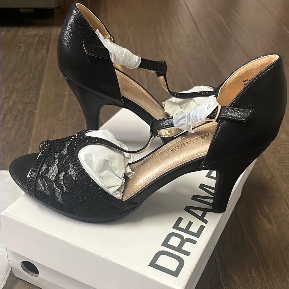 Dream Pairs Black Vintage-Inspired Heels
